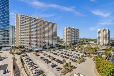 Condo in Hallandale Beach, Florida, 2 bedrooms  № 1979942 - photo 11