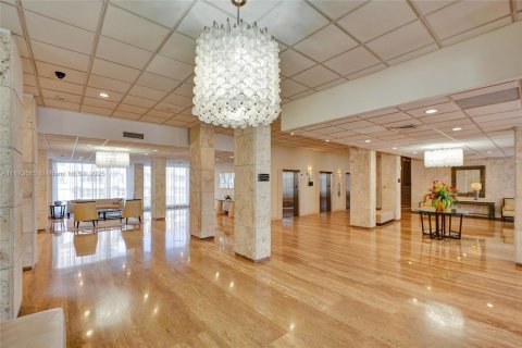 Condo in Hallandale Beach, Florida, 2 bedrooms  № 1979942 - photo 23