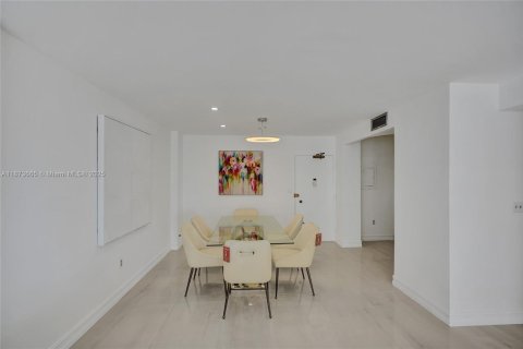 Condo in Hallandale Beach, Florida, 2 bedrooms  № 1979942 - photo 6