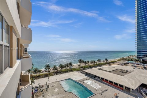 Condo in Hallandale Beach, Florida, 2 bedrooms  № 1979942 - photo 9
