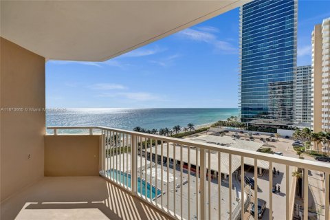 Condo in Hallandale Beach, Florida, 2 bedrooms  № 1979942 - photo 8