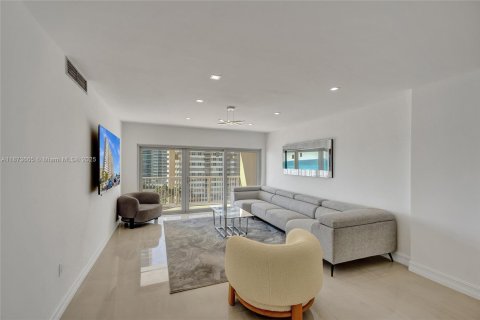 Condo in Hallandale Beach, Florida, 2 bedrooms  № 1979942 - photo 3
