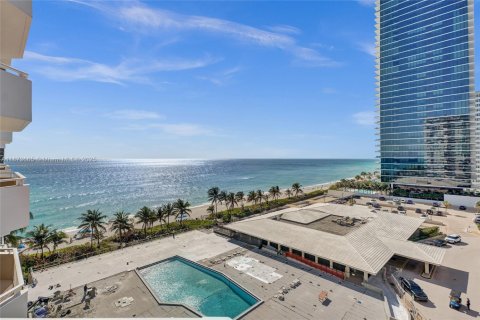 Condo in Hallandale Beach, Florida, 2 bedrooms  № 1979942 - photo 10