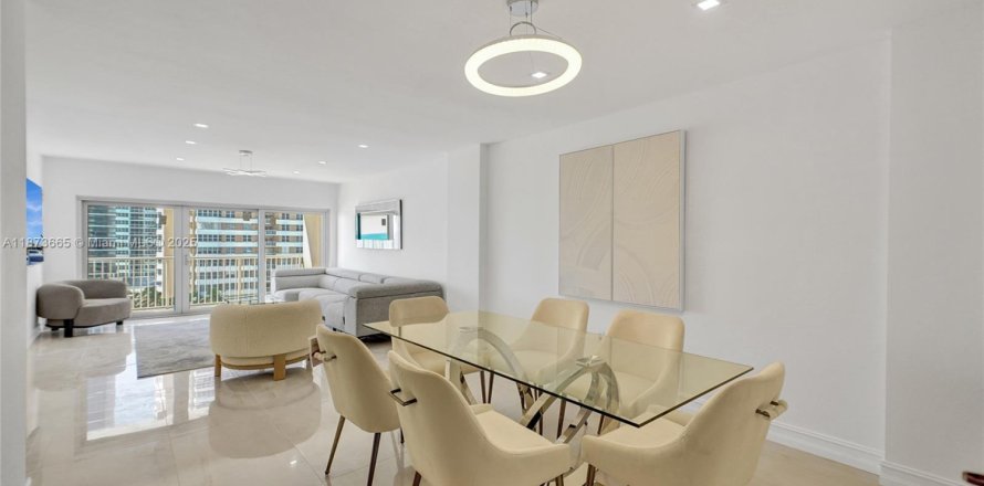 Condo in Hallandale Beach, Florida, 2 bedrooms  № 1979942