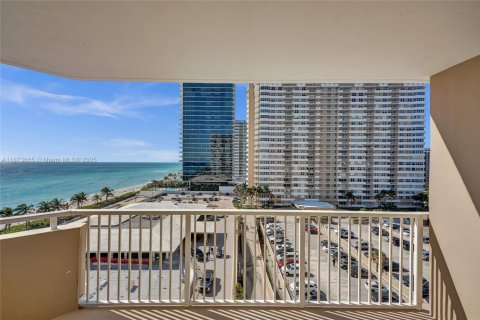 Condo in Hallandale Beach, Florida, 2 bedrooms  № 1979942 - photo 7