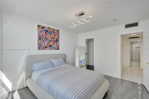 Condo in Hallandale Beach, Florida, 2 bedrooms  № 1979942 - photo 13