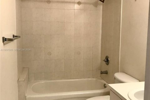 Condominio en alquiler en Doral, Florida, 3 dormitorios, 136.01 m2 № 1996248 - foto 11