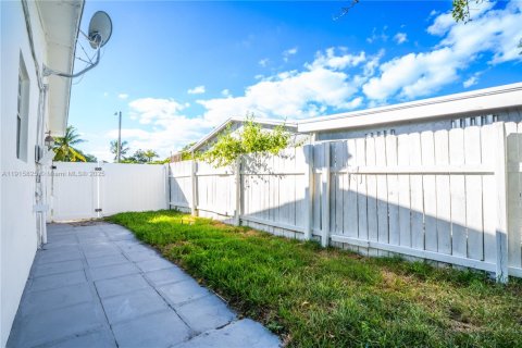 Casa en venta en Deerfield Beach, Florida, 3 dormitorios, 125.98 m2 № 1970763 - foto 27