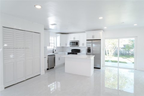 Casa en venta en Deerfield Beach, Florida, 3 dormitorios, 125.98 m2 № 1970763 - foto 11