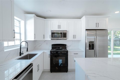 Casa en venta en Deerfield Beach, Florida, 3 dormitorios, 125.98 m2 № 1970763 - foto 2