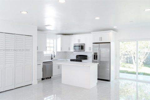 Casa en venta en Deerfield Beach, Florida, 3 dormitorios, 125.98 m2 № 1970763 - foto 8