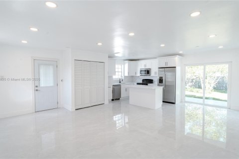 Casa en venta en Deerfield Beach, Florida, 3 dormitorios, 125.98 m2 № 1970763 - foto 4
