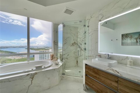 Copropriété à louer à Sunny Isles Beach, Floride: 3 chambres, 216.18 m2 № 2169586 - photo 17