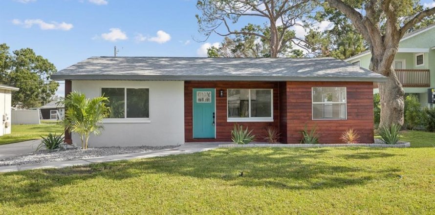 House in Saint Petersburg, Florida 4 bedrooms, 141.95 sq.m. № 1850144