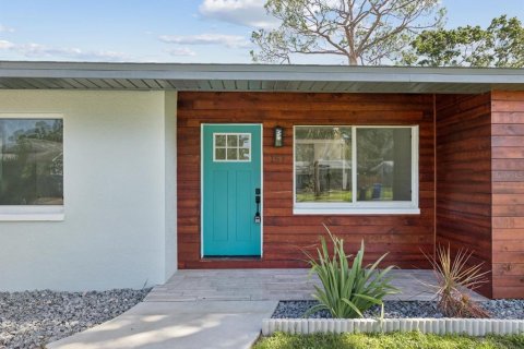 House in Saint Petersburg, Florida 4 bedrooms, 141.95 sq.m. № 1850144 - photo 9