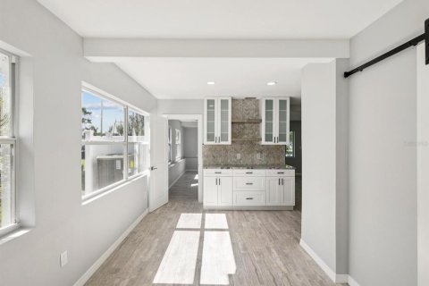 House in Saint Petersburg, Florida 4 bedrooms, 141.95 sq.m. № 1850144 - photo 6