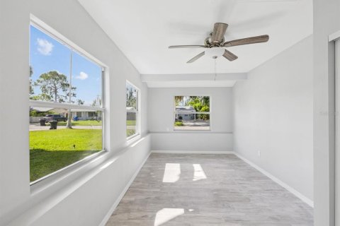 House in Saint Petersburg, Florida 4 bedrooms, 141.95 sq.m. № 1850144 - photo 21