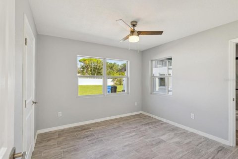 House in Saint Petersburg, Florida 4 bedrooms, 141.95 sq.m. № 1850144 - photo 26