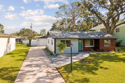 House in Saint Petersburg, Florida 4 bedrooms, 141.95 sq.m. № 1850144 - photo 8