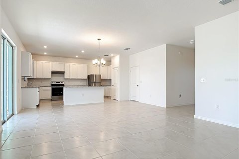 House in Davenport, Florida 4 bedrooms, 221.76 sq.m. № 2199619 - photo 11