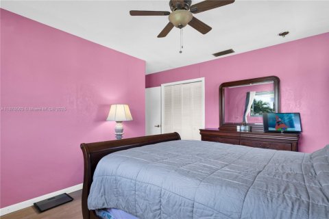 Casa en venta en Miami Gardens, Florida, 4 dormitorios, 255.76 m2 № 1927545 - foto 24