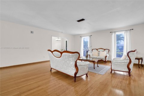 Casa en venta en Miami Gardens, Florida, 4 dormitorios, 255.76 m2 № 1927545 - foto 7