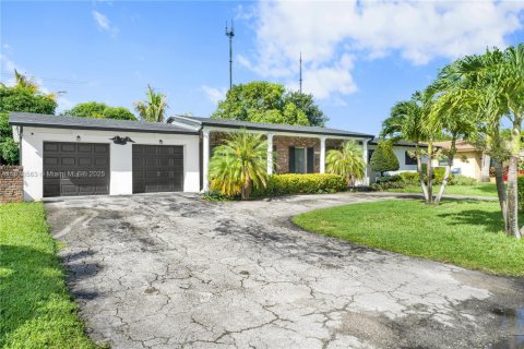 Casa en venta en Miami Gardens, Florida, 4 dormitorios, 255.76 m2 № 1927545 - foto 2