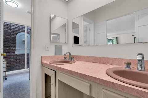 Casa en venta en Miami Gardens, Florida, 4 dormitorios, 255.76 m2 № 1927545 - foto 22