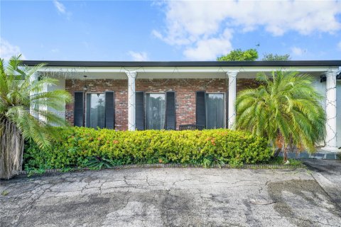 Casa en venta en Miami Gardens, Florida, 4 dormitorios, 255.76 m2 № 1927545 - foto 3