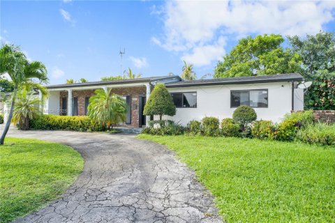 Casa en venta en Miami Gardens, Florida, 4 dormitorios, 255.76 m2 № 1927545 - foto 1