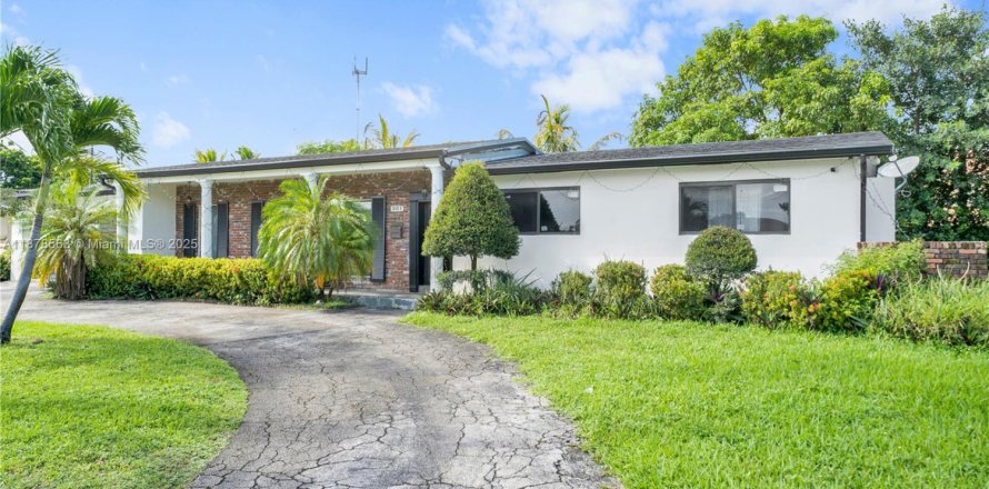 Casa en Miami Gardens, Florida 4 dormitorios, 255.76 m2 № 1927545