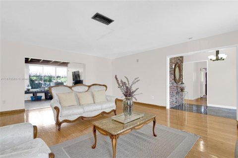 Casa en venta en Miami Gardens, Florida, 4 dormitorios, 255.76 m2 № 1927545 - foto 5