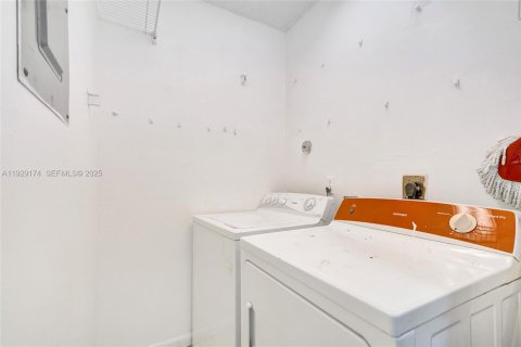 Townhouse in Miami, Florida 3 bedrooms, 138.24 sq.m. № 1987554 - photo 29