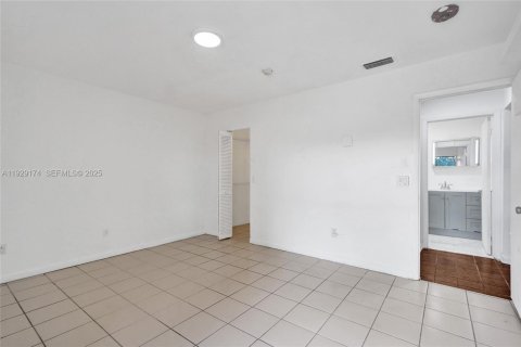Townhouse in Miami, Florida 3 bedrooms, 138.24 sq.m. № 1987554 - photo 18