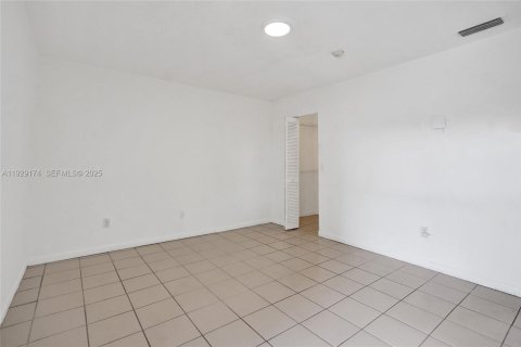 Townhouse in Miami, Florida 3 bedrooms, 138.24 sq.m. № 1987554 - photo 19