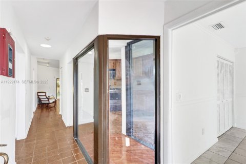 Townhouse in Miami, Florida 3 bedrooms, 138.24 sq.m. № 1987554 - photo 14