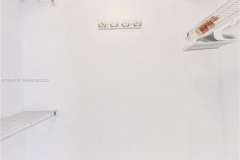 Townhouse in Miami, Florida 3 bedrooms, 138.24 sq.m. № 1987554 - photo 21