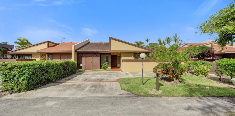 Townhouse in Miami, Florida 3 bedrooms, 138.24 sq.m. № 1987554