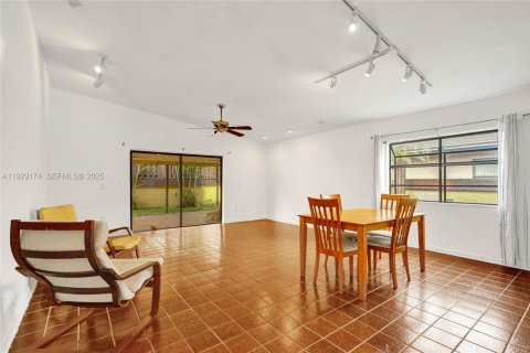 Townhouse in Miami, Florida 3 bedrooms, 138.24 sq.m. № 1987554 - photo 9