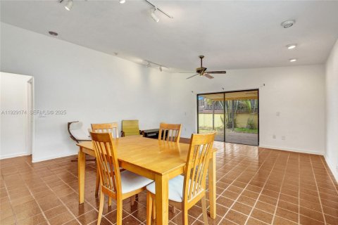 Townhouse in Miami, Florida 3 bedrooms, 138.24 sq.m. № 1987554 - photo 10