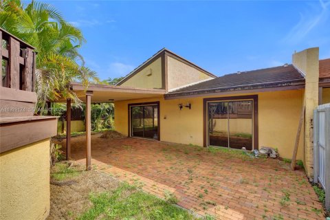 Townhouse in Miami, Florida 3 bedrooms, 138.24 sq.m. № 1987554 - photo 2