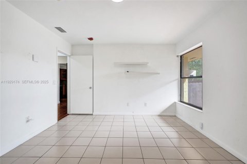 Townhouse in Miami, Florida 3 bedrooms, 138.24 sq.m. № 1987554 - photo 23