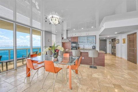 Condominio en venta en Hallandale Beach, Florida, 3 dormitorios, 191.84 m2 № 1655931 - foto 4