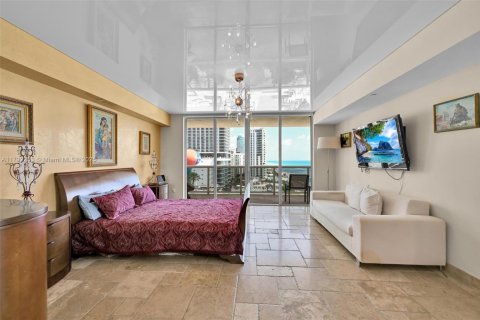 Condominio en venta en Hallandale Beach, Florida, 3 dormitorios, 191.84 m2 № 1655931 - foto 11