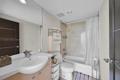 Condominio en venta en Hallandale Beach, Florida, 3 dormitorios, 191.84 m2 № 1655931 - foto 21