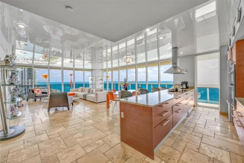 Condominio en venta en Hallandale Beach, Florida, 3 dormitorios, 191.84 m2 № 1655931 - foto 6