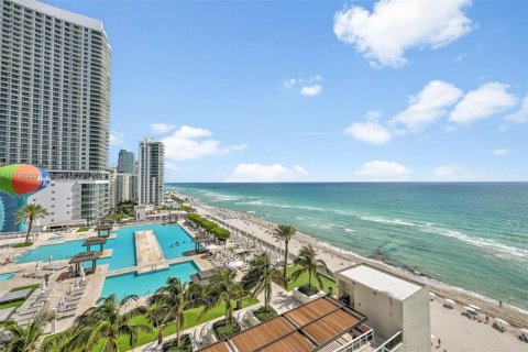 Condominio en venta en Hallandale Beach, Florida, 3 dormitorios, 191.84 m2 № 1655931 - foto 1