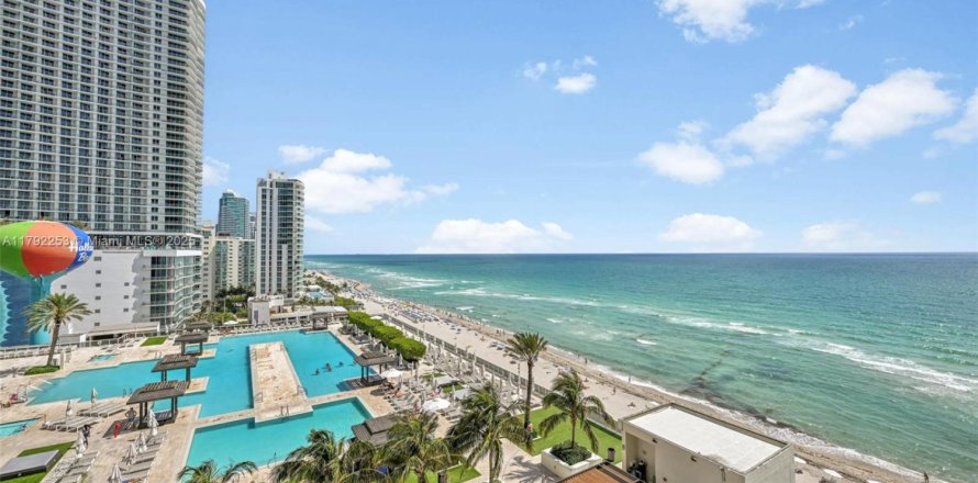 Condominio en Hallandale Beach, Florida, 3 dormitorios  № 1655931
