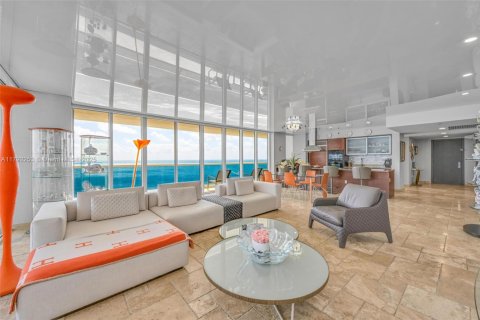 Condominio en venta en Hallandale Beach, Florida, 3 dormitorios, 191.84 m2 № 1655931 - foto 2