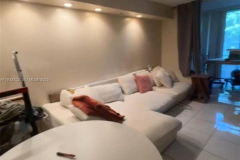 Condo in Lauderhill, Florida, 1 bedroom  № 1991654 - photo 10